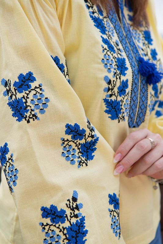 Вишиванка лляна жіноча з блакитним орнаментом Калина і Дубочки 18020411 льон (L)96-100 жовта