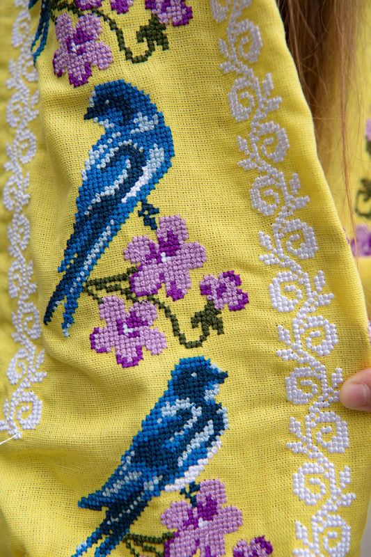 Вишиванка для дівчинки Ластівочки на квітах підліткова лляна сорочка з вишивкою 010411 льон 146см жовта
